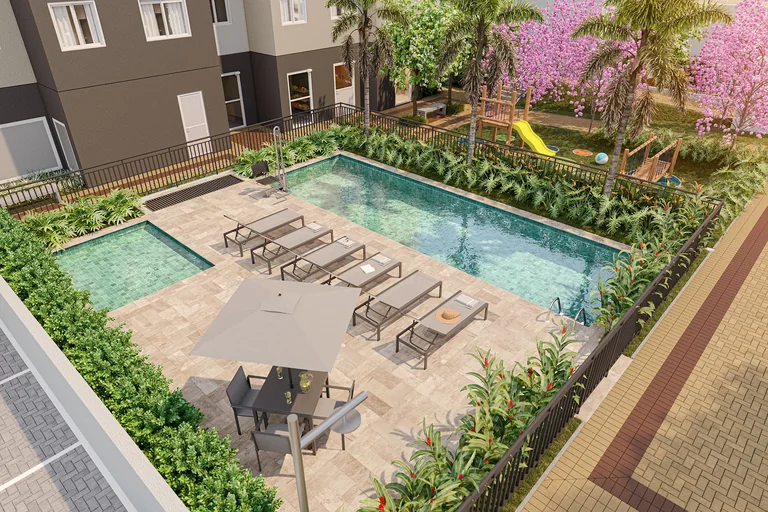 Piscina do condomínio com deck em porcelanato, espreguiçadeiras e playground infantil ao fundo